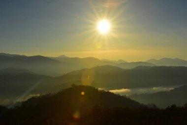 Ayında en yüksek ararken bir görünümünü gökten, sis, Dağ Manzaralı sabah şafak önce. Sunrise yüksek tepe sabah.