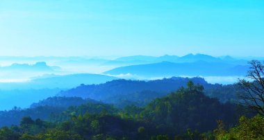 Ayında en yüksek ararken bir görünümünü gökten, sis, Dağ Manzaralı sabah şafak önce. Sunrise yüksek tepe sabah.