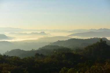 Güzel gökyüzü ve altın bulutlar. Ve dağ Güneş doğmadan önce. Sabah erkenden. Güneşin doğuşunu tepenin üstünden.
