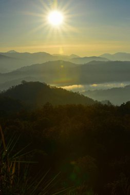 ayında en yüksek ararken sabah şafak önce görünüm gökyüzü, sis, dağ manzaralı. Sunrise yüksek tepe sabah.