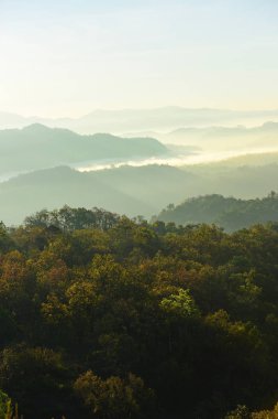 Ayında en yüksek ararken bir görünümünü gökten, sis, Dağ Manzaralı sabah şafak önce. Sunrise yüksek tepe sabah.
