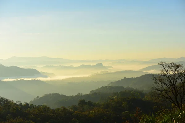 Bellissimo Cielo Nuvole Dorate Montagne Prima Dell Alba Buon Ora — Foto Stock