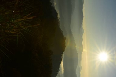 Güzel gökyüzü ve altın bulutlar. Ve dağ Güneş doğmadan önce. Sabah erkenden. Güneşin doğuşunu tepenin üstünden.