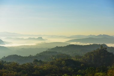 ayında en yüksek ararken sabah şafak önce görünüm gökyüzü, sis, dağ manzaralı. Sunrise yüksek tepe sabah.