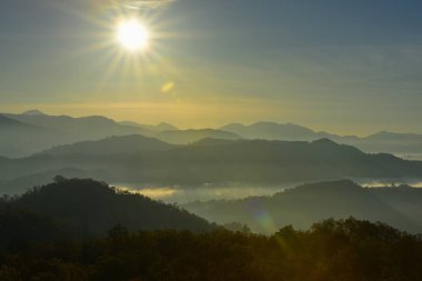 ayında en yüksek ararken sabah şafak önce görünüm gökyüzü, sis, dağ manzaralı. Sunrise yüksek tepe sabah.