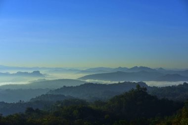 Güzel gökyüzü ve altın bulutlar. Ve dağ Güneş doğmadan önce. Sabah erkenden. Güneşin doğuşunu tepenin üstünden.