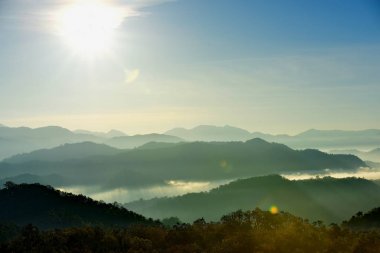 Güzel gökyüzü ve altın bulutlar. Ve dağ Güneş doğmadan önce. Sabah erkenden. Güneşin doğuşunu tepenin üstünden.