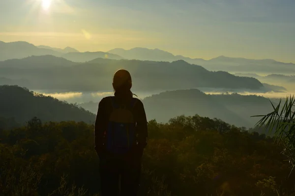 Céu Bonito Nuvens Douradas Montanhas Antes Nascer Sol Manhã Cedo — Fotografia de Stock