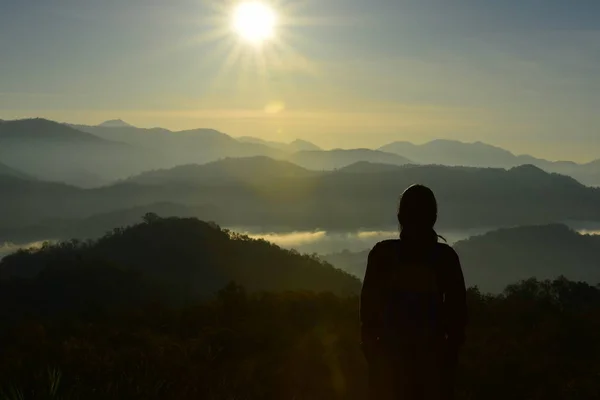 Céu Bonito Nuvens Douradas Montanhas Antes Nascer Sol Manhã Cedo — Fotografia de Stock