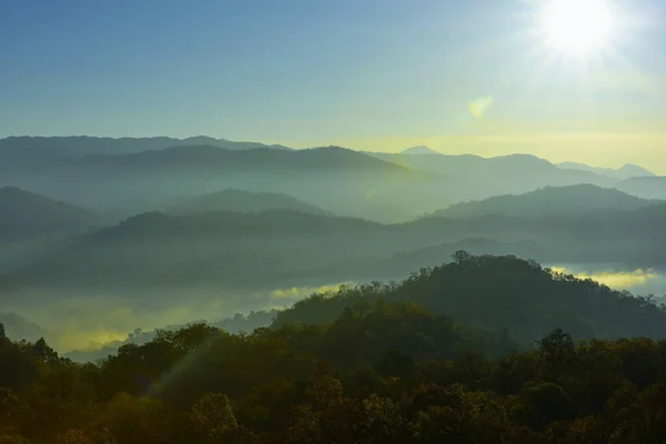 美丽的天空和金色的云彩 日出前的群山 太阳从山顶升起 — 图库照片