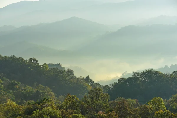 Céu Bonito Nuvens Douradas Montanhas Antes Nascer Sol Manhã Cedo — Fotografia de Stock