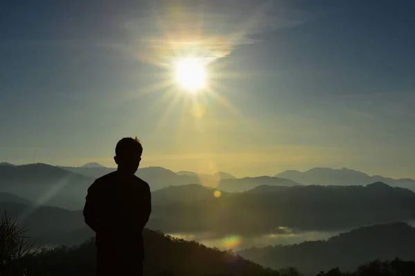 Céu Bonito Nuvens Douradas Montanhas Antes Nascer Sol Manhã Cedo — Fotografia de Stock