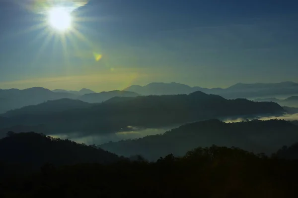 Vista Del Cielo Nebbia Vista Sulle Montagne Mattino Prima Dell — Foto Stock