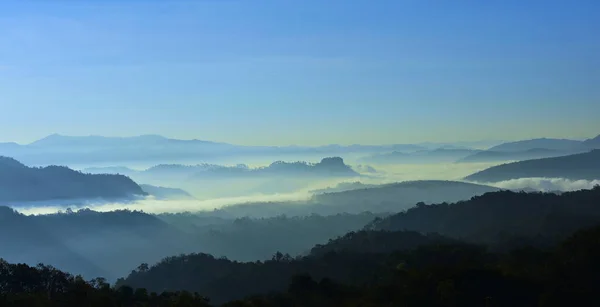 Céu Bonito Nuvens Douradas Montanhas Antes Nascer Sol Manhã Cedo — Fotografia de Stock