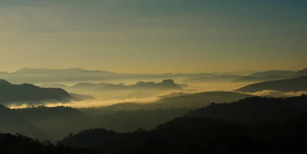 Céu Bonito Nuvens Douradas Montanhas Antes Nascer Sol Manhã Cedo — Fotografia de Stock