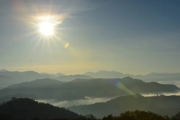 Céu Bonito Nuvens Douradas Montanhas Antes Nascer Sol Manhã Cedo — Fotografia de Stock