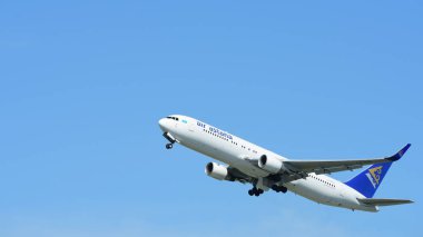 Havaalanından kalkan yolcu uçağı görüntüsü, seyahat kavramı 