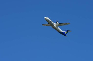 Havaalanından kalkan yolcu uçağı görüntüsü, seyahat kavramı 