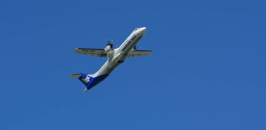 Havaalanından kalkan yolcu uçağı görüntüsü, seyahat kavramı 