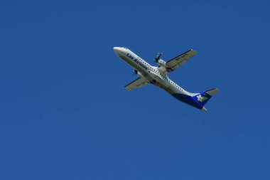 Havaalanından kalkan yolcu uçağı görüntüsü, seyahat kavramı 