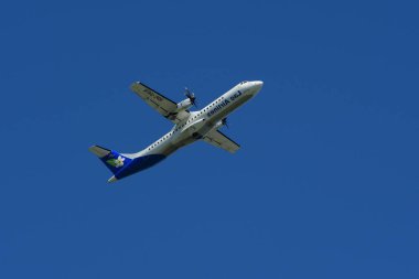 Havaalanından kalkan yolcu uçağı görüntüsü, seyahat kavramı 