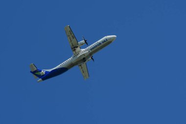 Havaalanından kalkan yolcu uçağı görüntüsü, seyahat kavramı 