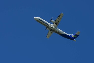 Havaalanından kalkan yolcu uçağı görüntüsü, seyahat kavramı 