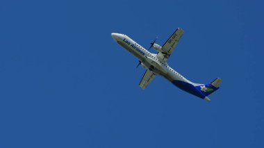 Havaalanından kalkan yolcu uçağı görüntüsü, seyahat kavramı 