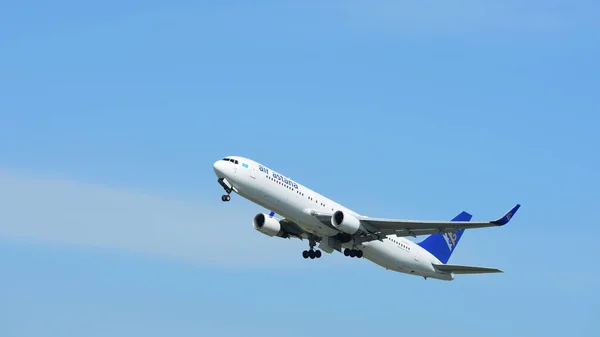 Widok Samolotu Pasażerskiego Startującego Lotniska Koncepcja Podróży — Zdjęcie stockowe