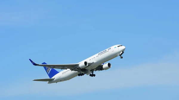 Vista Del Avión Pasajeros Despegando Del Aeropuerto Concepto Viaje — Foto de Stock