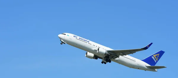 Vista Del Avión Pasajeros Despegando Del Aeropuerto Concepto Viaje — Foto de Stock