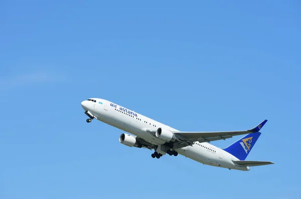 Vista Del Avión Pasajeros Despegando Del Aeropuerto Concepto Viaje — Foto de Stock