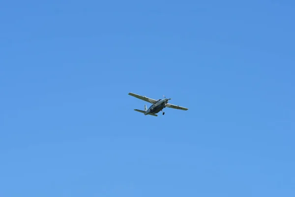 Mavi Gökyüzü Arka Planında Uçan Uçak Görüntüsü Seyahat Kavramı — Stok fotoğraf