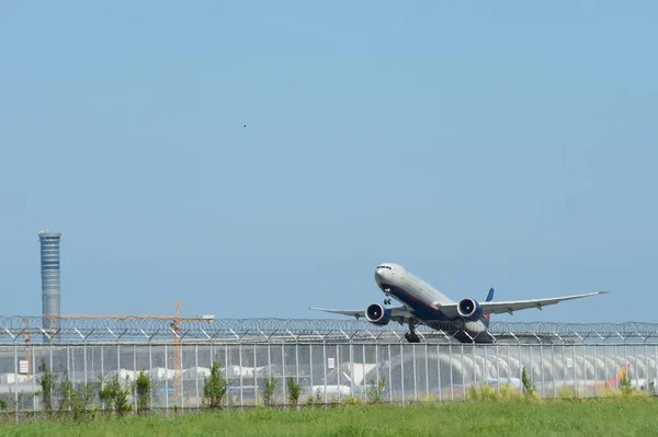 Repülőtérről Induló Utasszállító Repülőgép Kilátása Utazási Koncepció — Stock Fotó