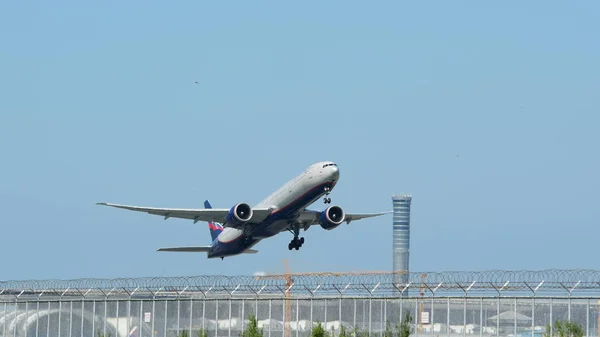 Vista Del Avión Pasajeros Despegando Del Aeropuerto Concepto Viaje — Foto de Stock