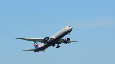 Havaalanından kalkan yolcu uçağı görüntüsü, seyahat kavramı 