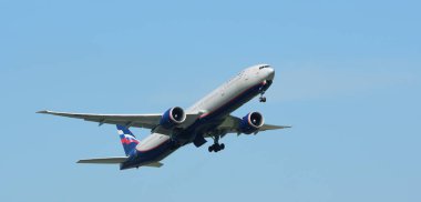 Havaalanından kalkan yolcu uçağı görüntüsü, seyahat kavramı 