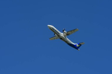 Havaalanından kalkan yolcu uçağı görüntüsü, seyahat kavramı 