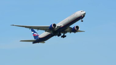 Havaalanından kalkan yolcu uçağı görüntüsü, seyahat kavramı 