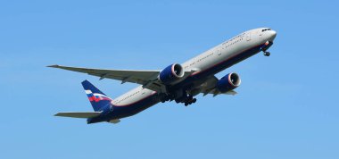 Havaalanından kalkan yolcu uçağı görüntüsü, seyahat kavramı 