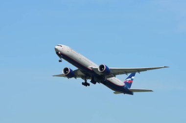 Havaalanından kalkan yolcu uçağı görüntüsü, seyahat kavramı 