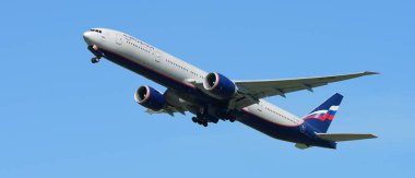 Havaalanından kalkan yolcu uçağı görüntüsü, seyahat kavramı 