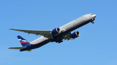 Havaalanından kalkan yolcu uçağı görüntüsü, seyahat kavramı 