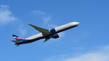 Havaalanından kalkan yolcu uçağı görüntüsü, seyahat kavramı 