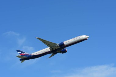 Havaalanından kalkan yolcu uçağı görüntüsü, seyahat kavramı 