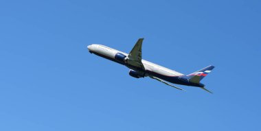 Havaalanından kalkan yolcu uçağı görüntüsü, seyahat kavramı 