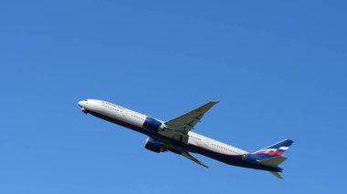 Havaalanından kalkan yolcu uçağı görüntüsü, seyahat kavramı 