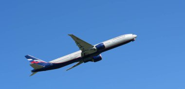 Havaalanından kalkan yolcu uçağı görüntüsü, seyahat kavramı 