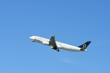 Havaalanından kalkan yolcu uçağı görüntüsü, seyahat kavramı 