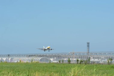 Havaalanından kalkan yolcu uçağı görüntüsü, seyahat kavramı 